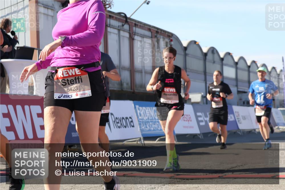 03.10.2025 - Köhlbrandbrückenlauf Luisa Fischer http://msf.ph/oto/9031909 03.10.2025 13:07:03 Ziel 4152, 4249, 4444, 4451, 4588, 4804, 5963, 6065, 6423, 6427, 6799, 6822 meine-sportfotos.de