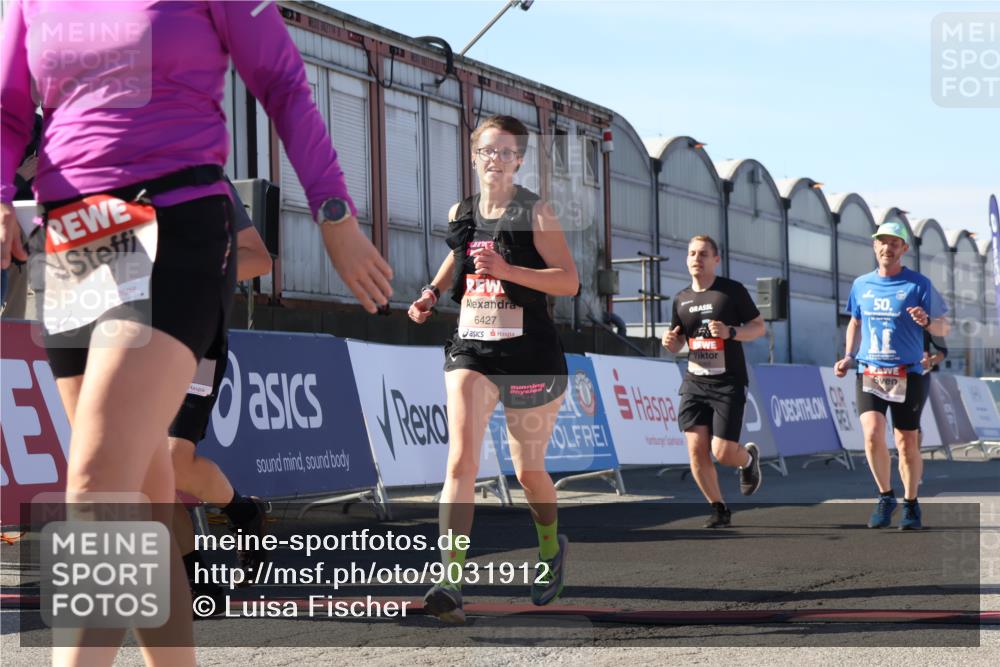 03.10.2025 - Köhlbrandbrückenlauf Luisa Fischer http://msf.ph/oto/9031912 03.10.2025 13:07:03 Ziel 4152, 4249, 4444, 4451, 4588, 4804, 5963, 6065, 6423, 6427, 6799, 6822 meine-sportfotos.de