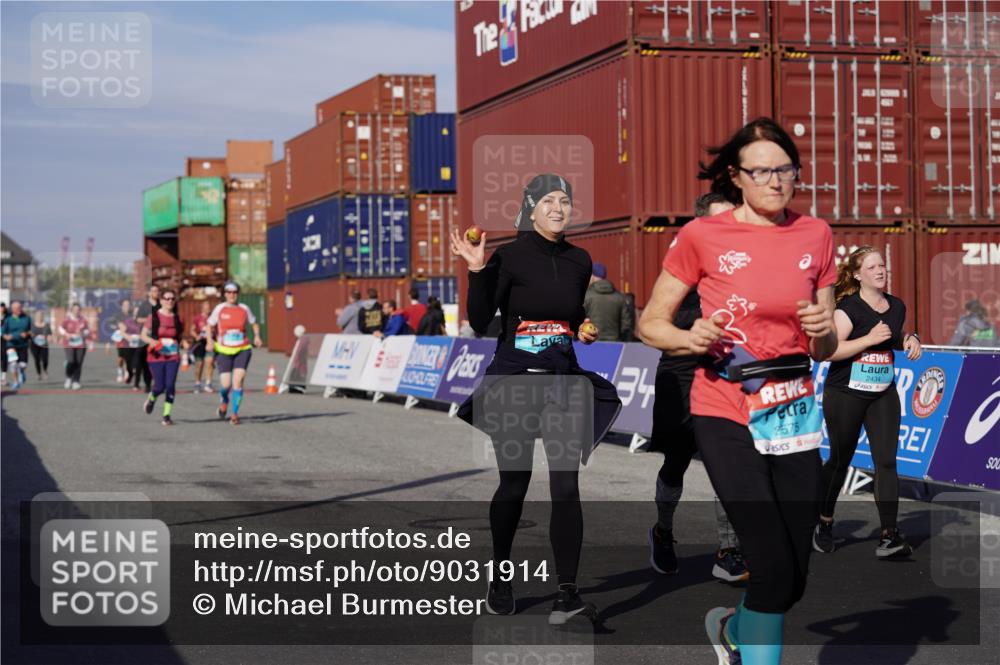 03.10.2025 - Köhlbrandbrückenlauf Michael Burmester http://msf.ph/oto/9031914 03.10.2025 10:38:41 Ziel 2279, 2434, 3412, 3413, 3475 meine-sportfotos.de
