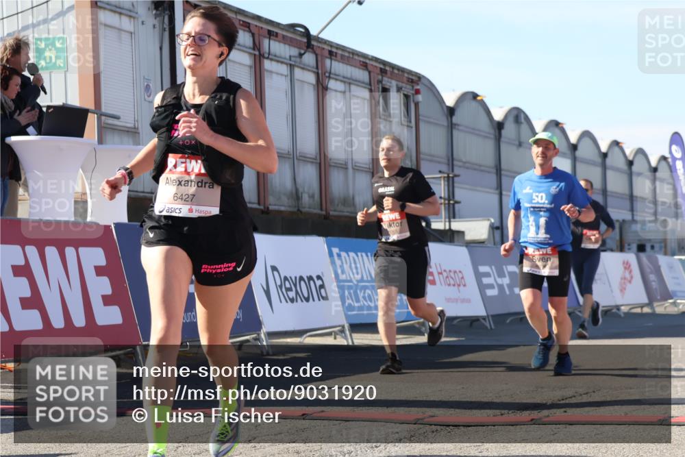 03.10.2025 - Köhlbrandbrückenlauf Luisa Fischer http://msf.ph/oto/9031920 03.10.2025 13:07:04 Ziel 4152, 4249, 4444, 4451, 4588, 4804, 6065, 6423, 6427, 6799, 6822 meine-sportfotos.de