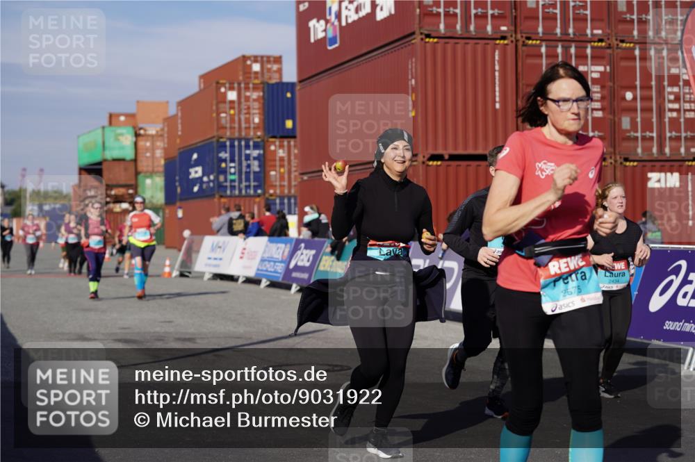 03.10.2025 - Köhlbrandbrückenlauf Michael Burmester http://msf.ph/oto/9031922 03.10.2025 10:38:41 Ziel 2279, 2434, 3412, 3413, 3475 meine-sportfotos.de