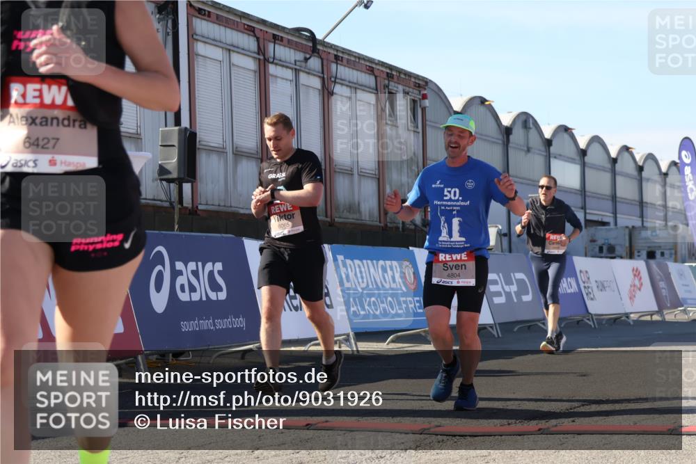 03.10.2025 - Köhlbrandbrückenlauf Luisa Fischer http://msf.ph/oto/9031926 03.10.2025 13:07:05 Ziel 4152, 4249, 4444, 4451, 4588, 4804, 6065, 6423, 6427, 6467, 6799, 6822 meine-sportfotos.de