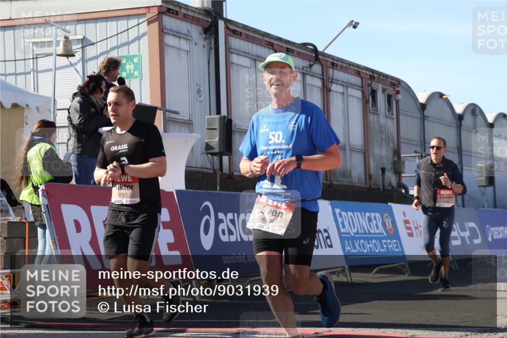 03.10.2025 - Köhlbrandbrückenlauf Luisa Fischer http://msf.ph/oto/9031939 03.10.2025 13:07:06 Ziel 4152, 4249, 4444, 4451, 4588, 4804, 6065, 6302, 6423, 6427, 6467, 6799, 6822 meine-sportfotos.de