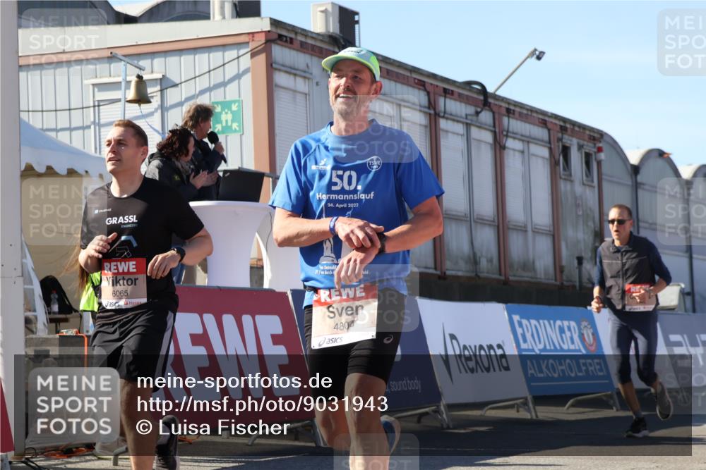 03.10.2025 - Köhlbrandbrückenlauf Luisa Fischer http://msf.ph/oto/9031943 03.10.2025 13:07:06 Ziel 4152, 4249, 4444, 4451, 4588, 4804, 6065, 6302, 6423, 6427, 6467, 6799, 6822 meine-sportfotos.de