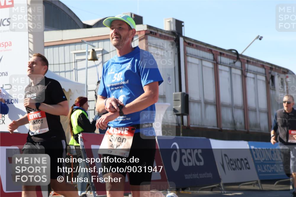 03.10.2025 - Köhlbrandbrückenlauf Luisa Fischer http://msf.ph/oto/9031947 03.10.2025 13:07:06 Ziel 4152, 4249, 4444, 4451, 4588, 4804, 6065, 6302, 6423, 6427, 6467, 6799, 6822 meine-sportfotos.de