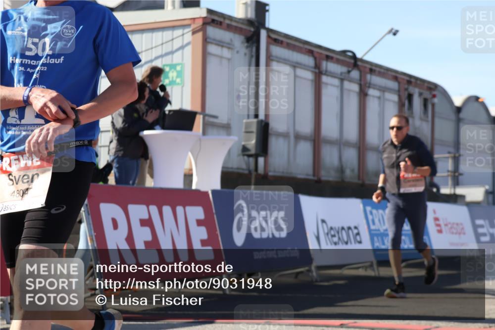 03.10.2025 - Köhlbrandbrückenlauf Luisa Fischer http://msf.ph/oto/9031948 03.10.2025 13:07:07 Ziel 4152, 4249, 4444, 4451, 4588, 4804, 6065, 6302, 6423, 6427, 6467, 6799, 6822 meine-sportfotos.de
