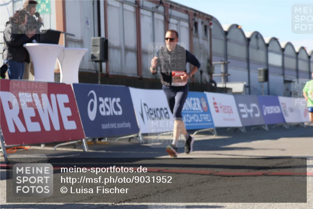 03.10.2025 - Köhlbrandbrückenlauf Luisa Fischer http://msf.ph/oto/9031952 03.10.2025 13:07:07 Ziel 4152, 4249, 4444, 4451, 4588, 4804, 6065, 6302, 6423, 6427, 6467, 6799, 6822 meine-sportfotos.de