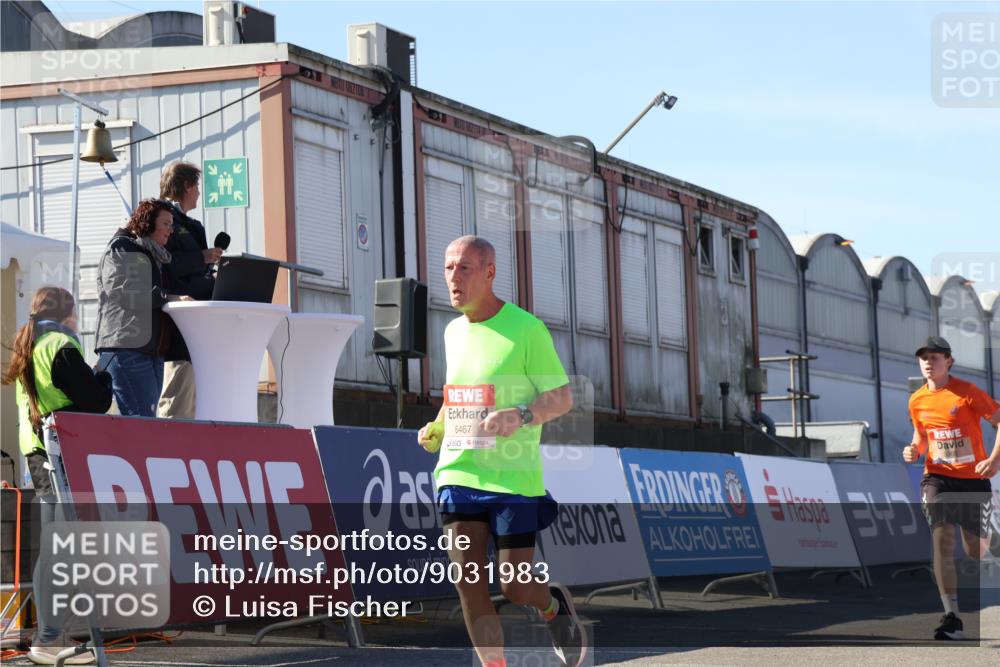 03.10.2025 - Köhlbrandbrückenlauf Luisa Fischer http://msf.ph/oto/9031983 03.10.2025 13:07:10 Ziel 4444, 4451, 4588, 4804, 6065, 6302, 6423, 6427, 6467, 6822 meine-sportfotos.de