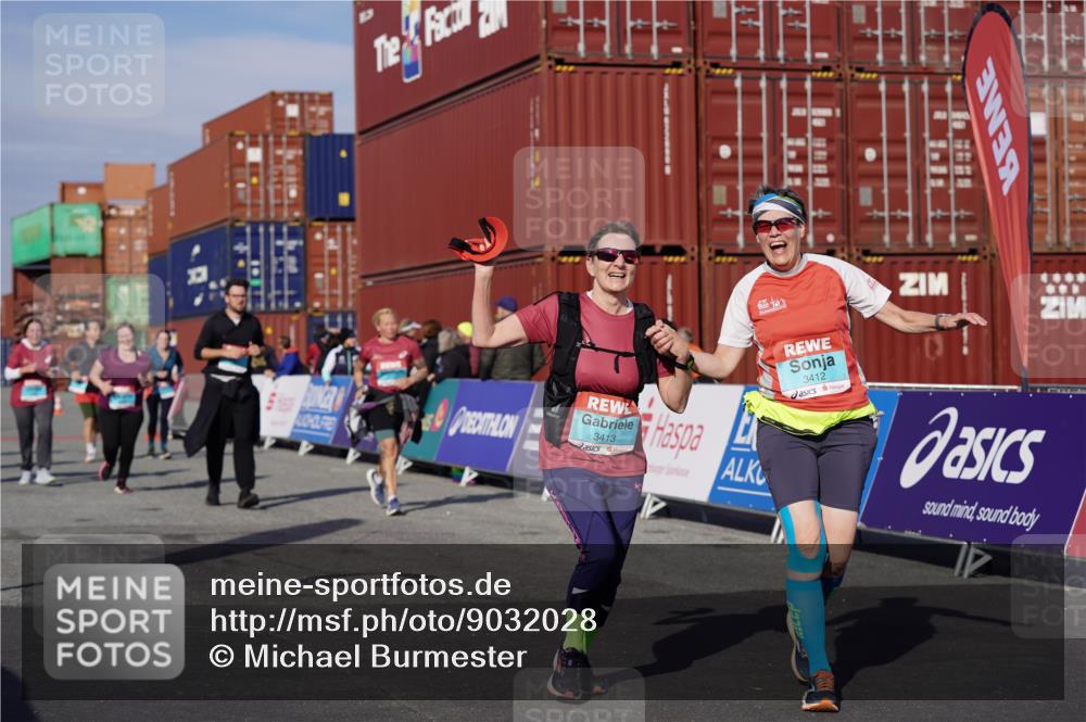 03.10.2025 - Köhlbrandbrückenlauf Michael Burmester http://msf.ph/oto/9032028 03.10.2025 10:38:48 Ziel 1256, 1880, 2378, 2438, 2442, 2756, 3130, 3412, 3413, 3433, 3733 meine-sportfotos.de