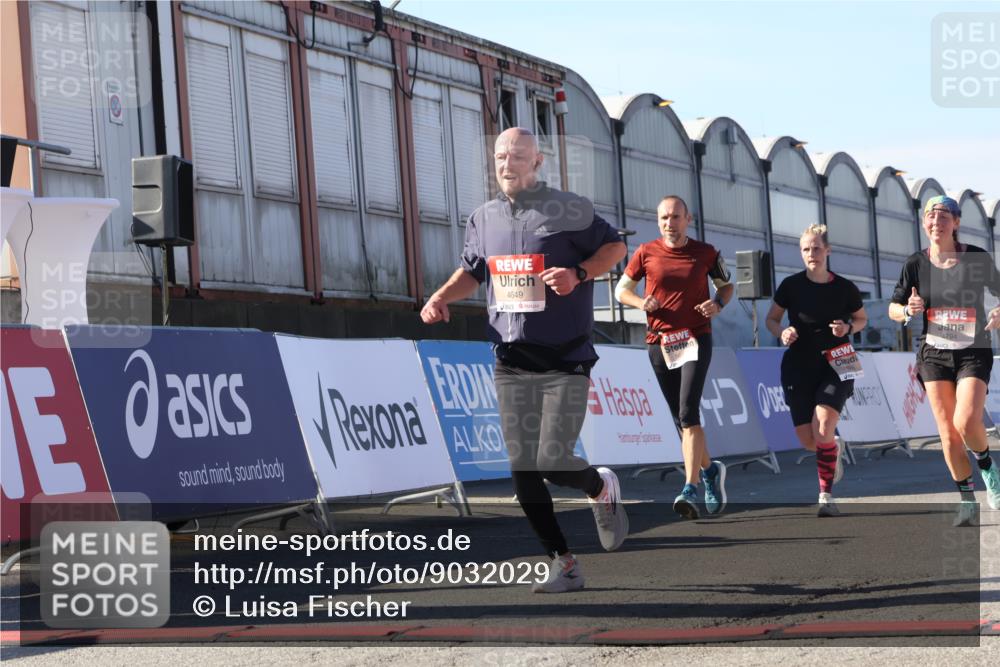 03.10.2025 - Köhlbrandbrückenlauf Luisa Fischer http://msf.ph/oto/9032029 03.10.2025 13:07:19 Ziel 4590, 4649, 4794, 4806, 5645, 5646, 5870, 5872, 6302, 6459, 6467 meine-sportfotos.de