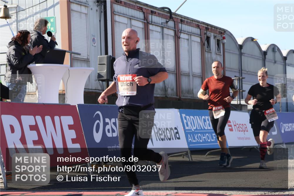 03.10.2025 - Köhlbrandbrückenlauf Luisa Fischer http://msf.ph/oto/9032037 03.10.2025 13:07:19 Ziel 4590, 4649, 4794, 4806, 5645, 5646, 5870, 5872, 6302, 6459, 6467 meine-sportfotos.de