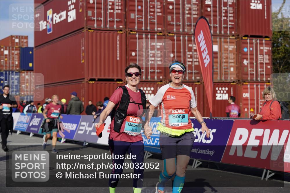 03.10.2025 - Köhlbrandbrückenlauf Michael Burmester http://msf.ph/oto/9032052 03.10.2025 10:38:49 Ziel 1256, 1880, 2378, 2438, 2442, 2756, 3130, 3412, 3413, 3433, 3733 meine-sportfotos.de