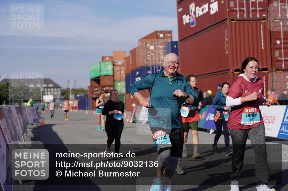 03.10.2025 - Köhlbrandbrückenlauf Michael Burmester http://msf.ph/oto/9032136 03.10.2025 10:38:55 Ziel 1256, 1880, 2261, 2378, 2438, 2442, 3130, 3433 meine-sportfotos.de
