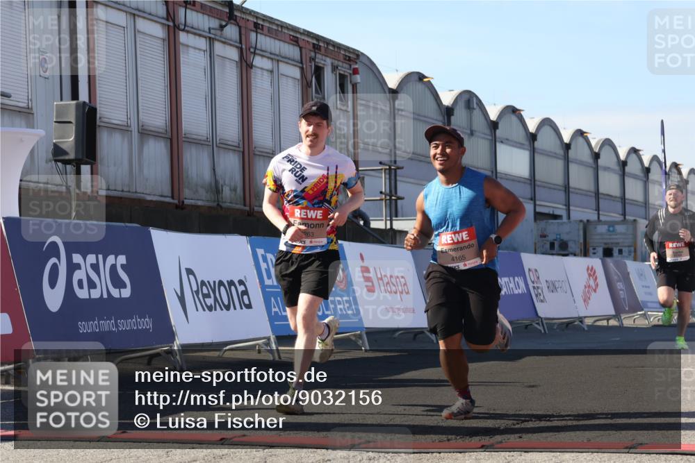 03.10.2025 - Köhlbrandbrückenlauf Luisa Fischer http://msf.ph/oto/9032156 03.10.2025 13:07:36 Ziel 4113, 4165, 4254, 4263, 4287, 4288, 4375, 4636, 6744, 6800 meine-sportfotos.de