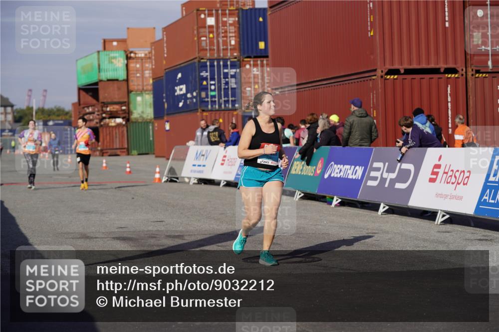 03.10.2025 - Köhlbrandbrückenlauf Michael Burmester http://msf.ph/oto/9032212 03.10.2025 10:39:01 Ziel 2261, 3637, 3639 meine-sportfotos.de