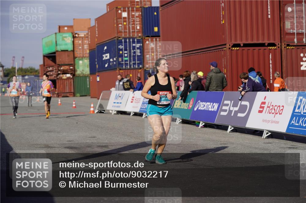 03.10.2025 - Köhlbrandbrückenlauf Michael Burmester http://msf.ph/oto/9032217 03.10.2025 10:39:01 Ziel 2261, 3637, 3639 meine-sportfotos.de