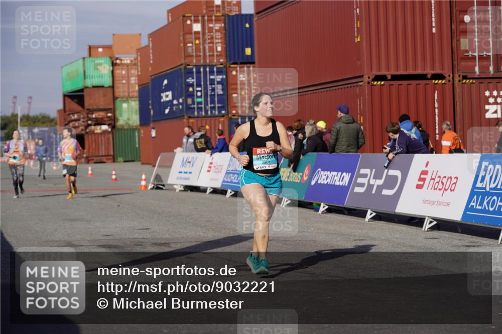 03.10.2025 - Köhlbrandbrückenlauf Michael Burmester http://msf.ph/oto/9032221 03.10.2025 10:39:01 Ziel 2261, 3637, 3639 meine-sportfotos.de