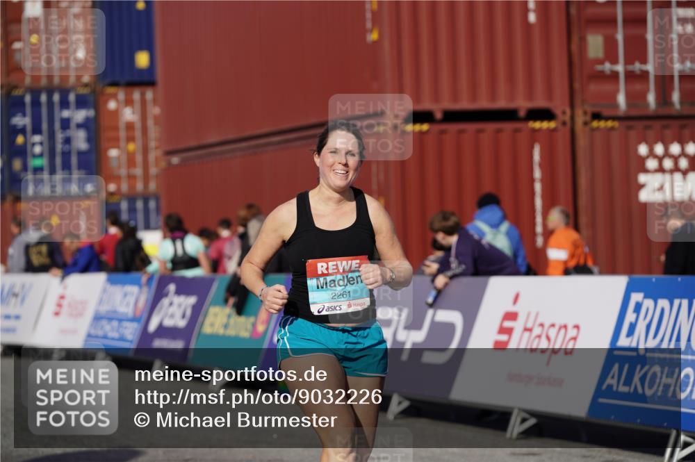 03.10.2025 - Köhlbrandbrückenlauf Michael Burmester http://msf.ph/oto/9032226 03.10.2025 10:39:02 Ziel 2261, 3637, 3639 meine-sportfotos.de