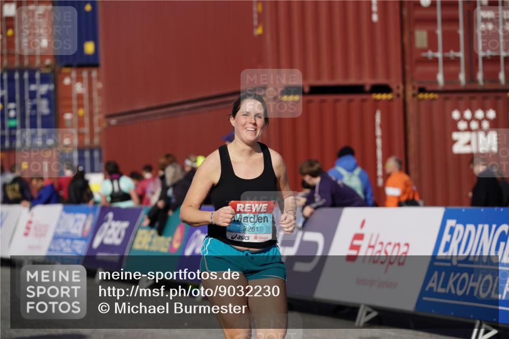 03.10.2025 - Köhlbrandbrückenlauf Michael Burmester http://msf.ph/oto/9032230 03.10.2025 10:39:02 Ziel 2261, 3637, 3639 meine-sportfotos.de