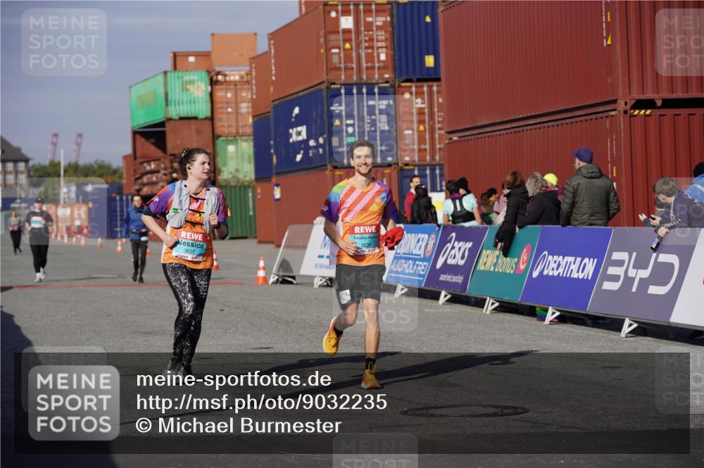 03.10.2025 - Köhlbrandbrückenlauf Michael Burmester http://msf.ph/oto/9032235 03.10.2025 10:39:07 Ziel 3637, 3639 meine-sportfotos.de