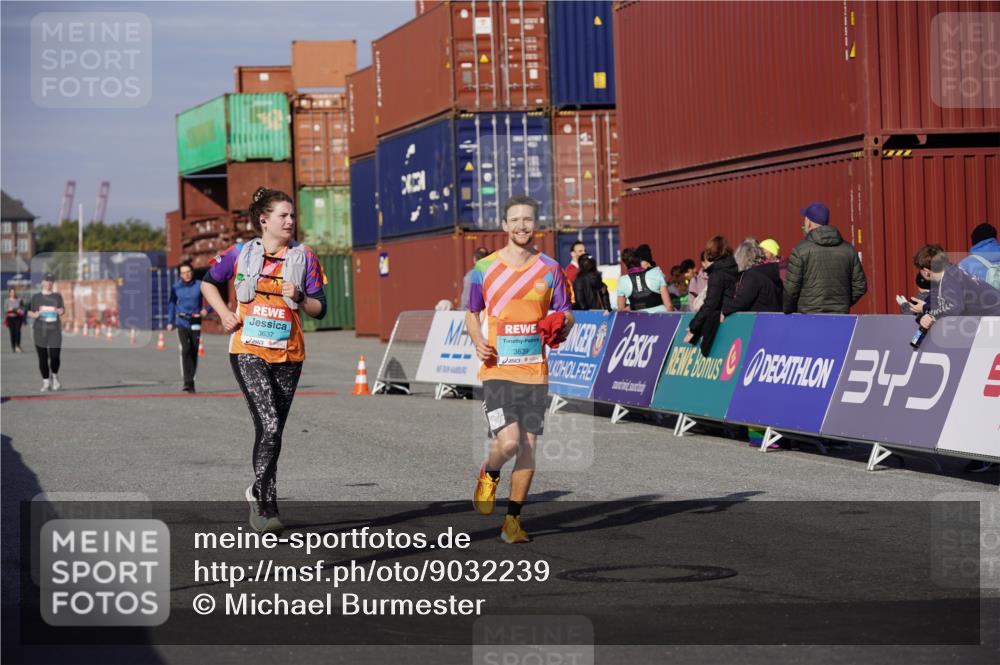 03.10.2025 - Köhlbrandbrückenlauf Michael Burmester http://msf.ph/oto/9032239 03.10.2025 10:39:08 Ziel 3637, 3639 meine-sportfotos.de