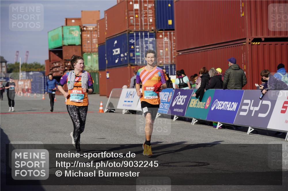 03.10.2025 - Köhlbrandbrückenlauf Michael Burmester http://msf.ph/oto/9032245 03.10.2025 10:39:08 Ziel 3637, 3639 meine-sportfotos.de