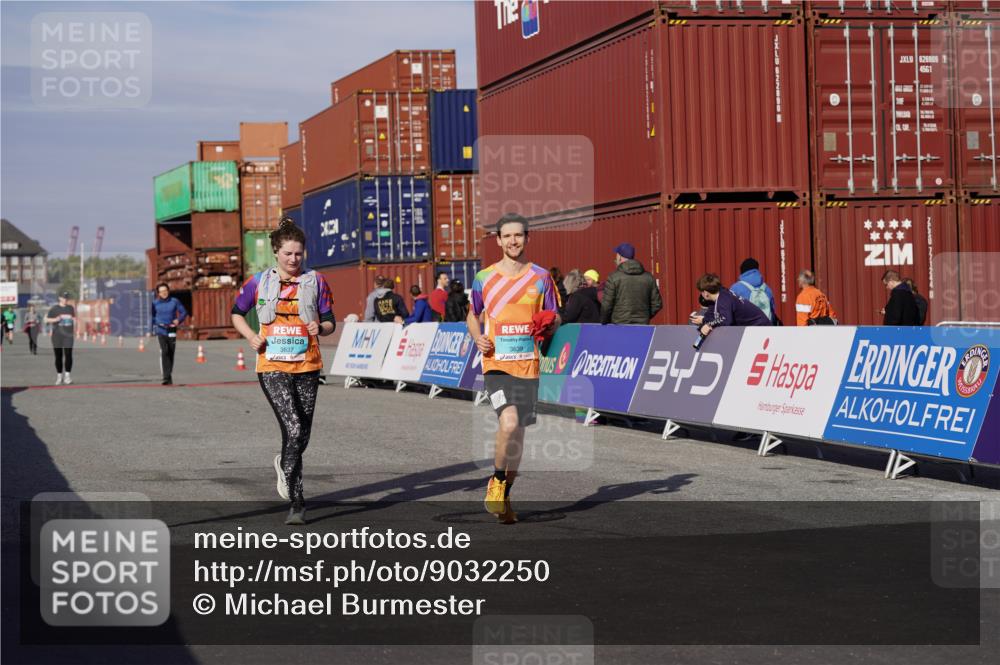 03.10.2025 - Köhlbrandbrückenlauf Michael Burmester http://msf.ph/oto/9032250 03.10.2025 10:39:08 Ziel 3637, 3639 meine-sportfotos.de