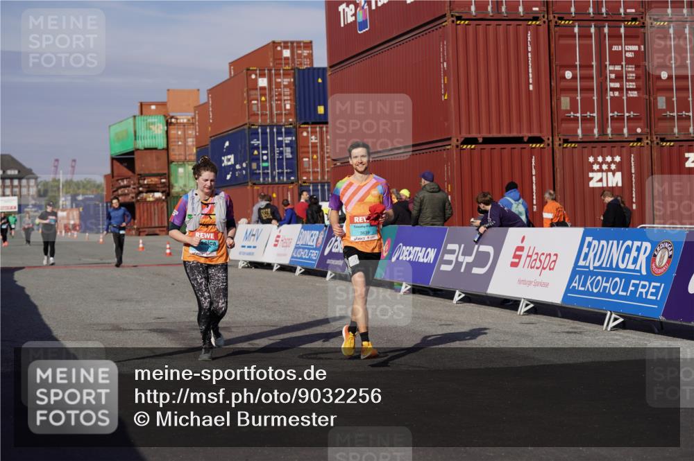 03.10.2025 - Köhlbrandbrückenlauf Michael Burmester http://msf.ph/oto/9032256 03.10.2025 10:39:08 Ziel 3637, 3639 meine-sportfotos.de