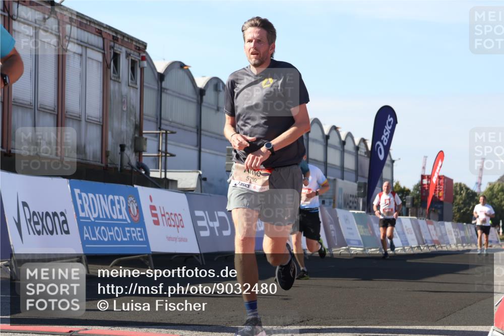 03.10.2025 - Köhlbrandbrückenlauf Luisa Fischer http://msf.ph/oto/9032480 03.10.2025 13:08:34 Ziel 4195, 4320, 4417, 5792, 6369, 6424, 6534, 6647, 6805 meine-sportfotos.de