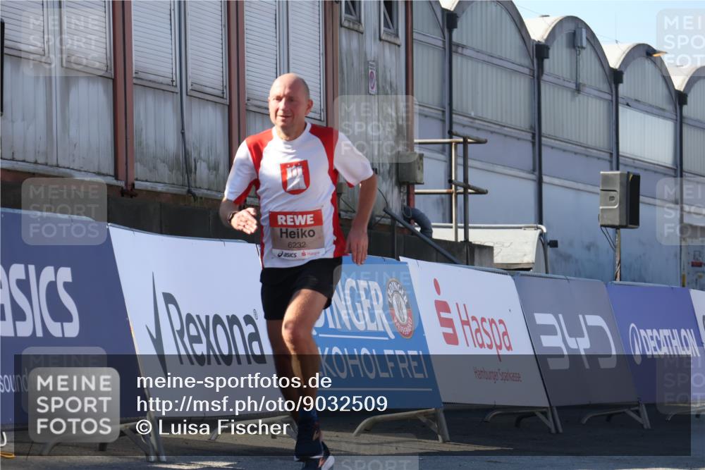 03.10.2025 - Köhlbrandbrückenlauf Luisa Fischer http://msf.ph/oto/9032509 03.10.2025 13:08:40 Ziel 4195, 4213, 4320, 4417, 5792, 6232, 6424, 6534, 6647, 6805 meine-sportfotos.de
