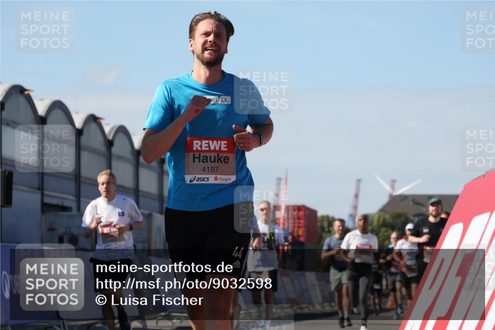 03.10.2025 - Köhlbrandbrückenlauf Luisa Fischer http://msf.ph/oto/9032598 03.10.2025 13:09:03 Ziel 4057, 4138, 4197, 4346, 4351, 4381, 4403, 4505, 4544, 5242, 5705, 5842, 5953, 6372, 6630, 6814, 6816 meine-sportfotos.de