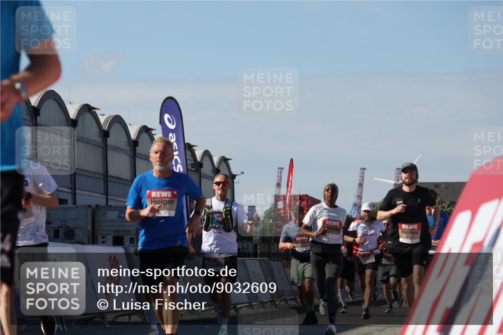 03.10.2025 - Köhlbrandbrückenlauf Luisa Fischer http://msf.ph/oto/9032609 03.10.2025 13:09:04 Ziel 4057, 4138, 4197, 4346, 4351, 4381, 4403, 4505, 4544, 5242, 5705, 5842, 5953, 6372, 6630, 6814, 6816 meine-sportfotos.de
