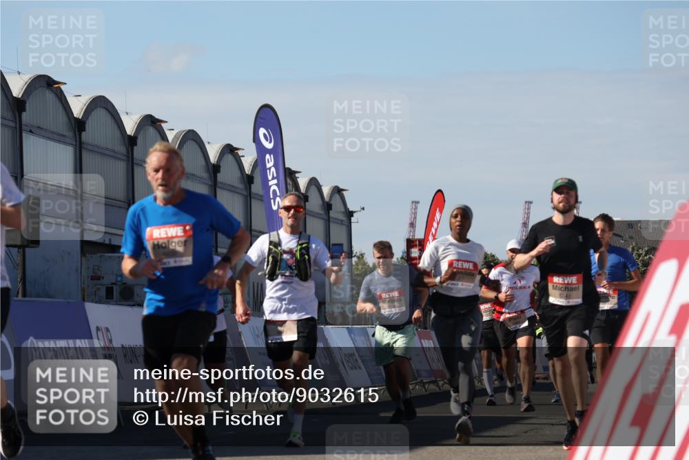 03.10.2025 - Köhlbrandbrückenlauf Luisa Fischer http://msf.ph/oto/9032615 03.10.2025 13:09:05 Ziel 4057, 4138, 4197, 4346, 4351, 4381, 4403, 4486, 4505, 4901, 5242, 5705, 5842, 5953, 6372, 6562, 6630, 6814, 6816 meine-sportfotos.de