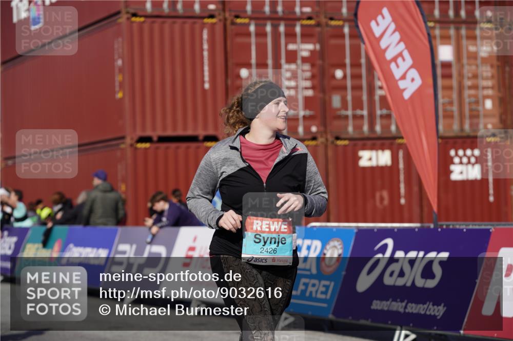 03.10.2025 - Köhlbrandbrückenlauf Michael Burmester http://msf.ph/oto/9032616 03.10.2025 10:40:02 Ziel 2426, 2516, 2926, 2927, 2928 meine-sportfotos.de