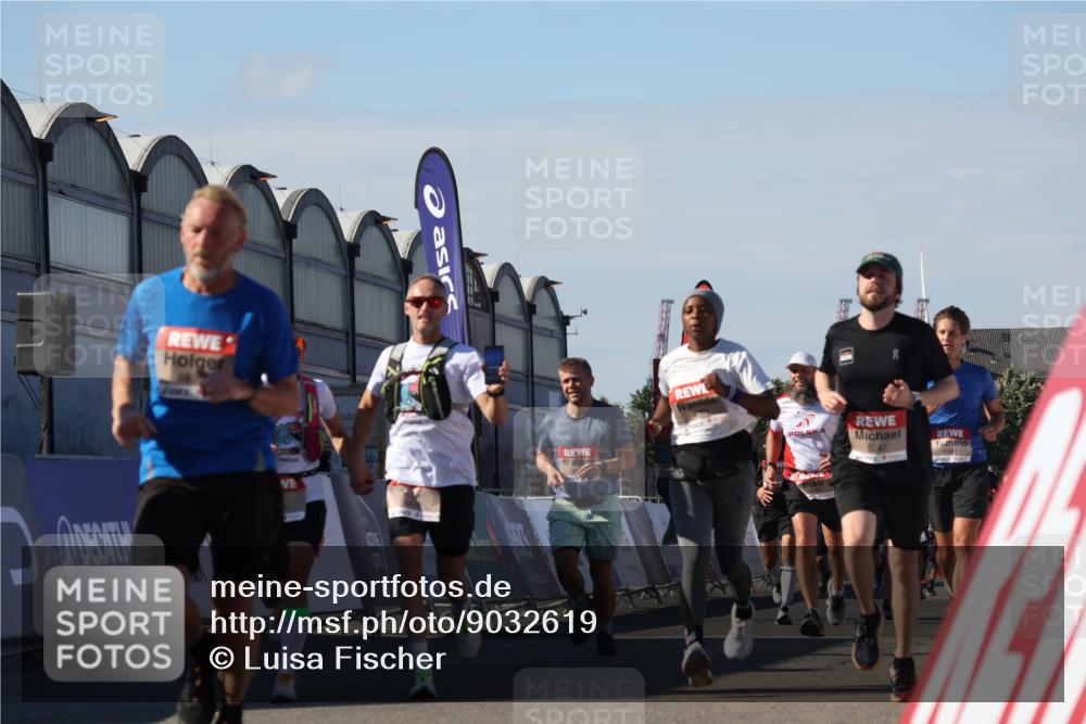 03.10.2025 - Köhlbrandbrückenlauf Luisa Fischer http://msf.ph/oto/9032619 03.10.2025 13:09:05 Ziel 4057, 4138, 4197, 4346, 4351, 4381, 4403, 4486, 4505, 4901, 5242, 5705, 5842, 5953, 6372, 6562, 6630, 6814, 6816 meine-sportfotos.de