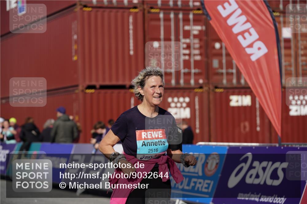 03.10.2025 - Köhlbrandbrückenlauf Michael Burmester http://msf.ph/oto/9032644 03.10.2025 10:40:04 Ziel 2426, 2516, 2926, 2927, 2928 meine-sportfotos.de