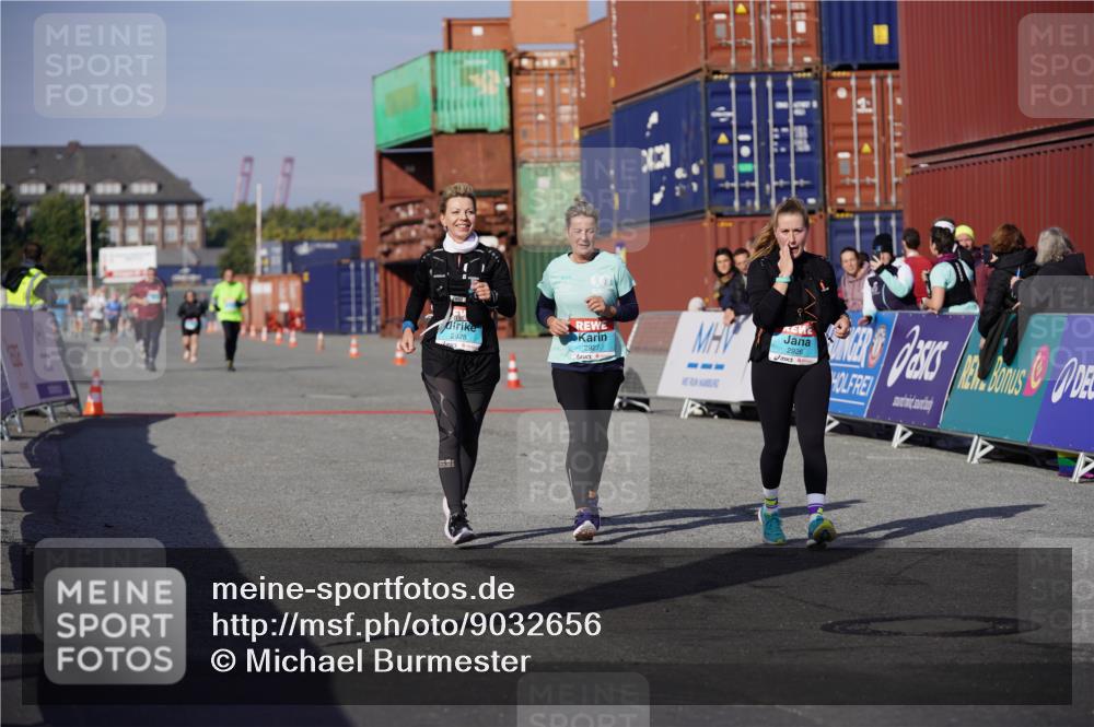 03.10.2025 - Köhlbrandbrückenlauf Michael Burmester http://msf.ph/oto/9032656 03.10.2025 10:40:07 Ziel 2926, 2927, 2928 meine-sportfotos.de
