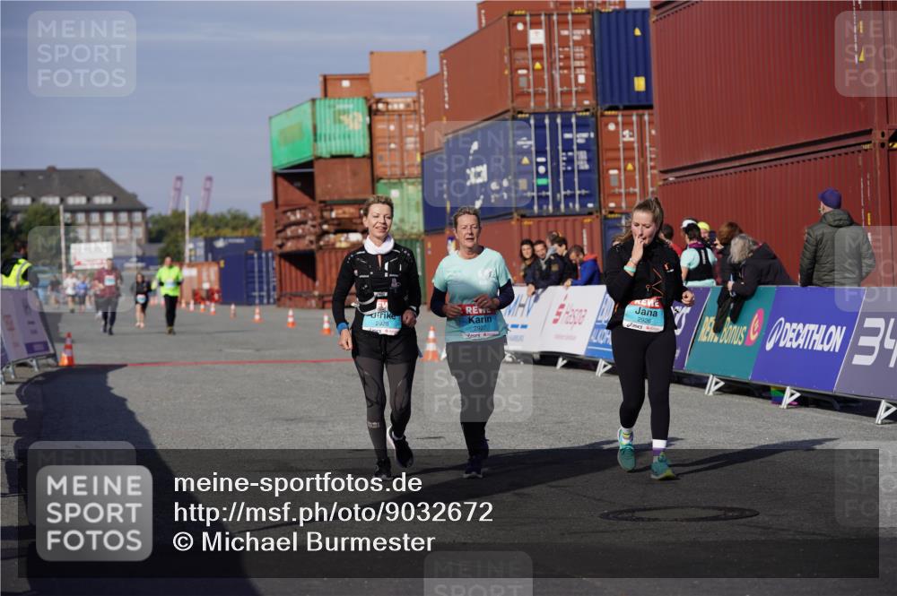 03.10.2025 - Köhlbrandbrückenlauf Michael Burmester http://msf.ph/oto/9032672 03.10.2025 10:40:08 Ziel 2926, 2927, 2928 meine-sportfotos.de