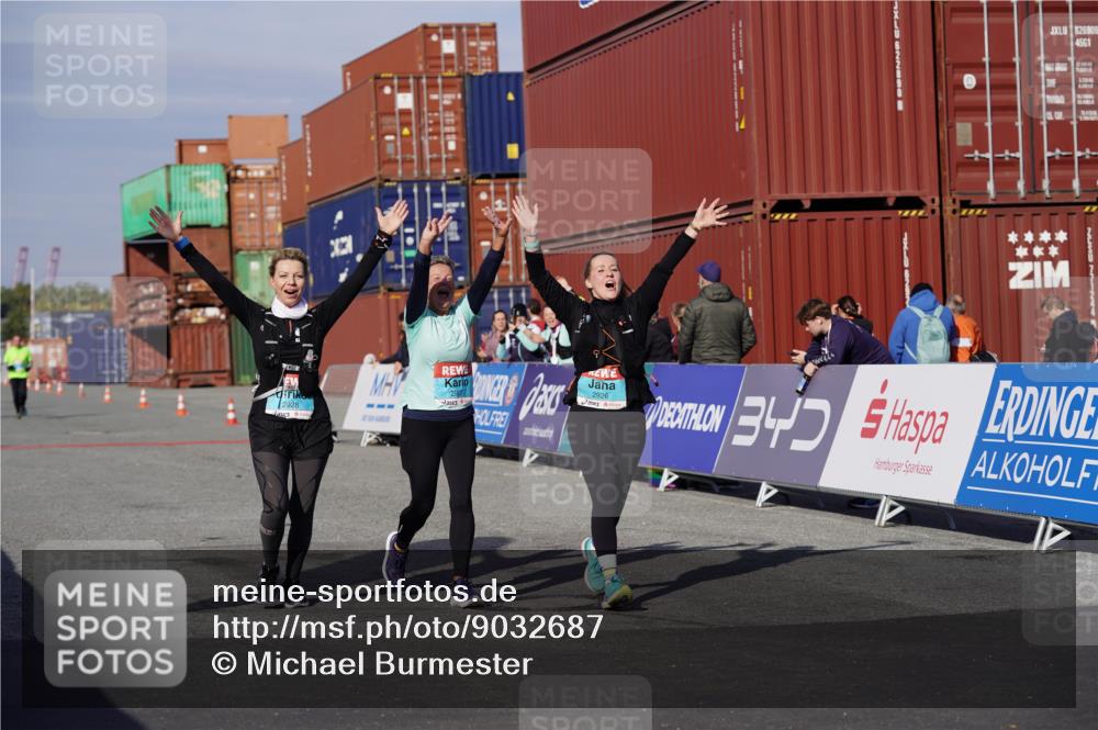 03.10.2025 - Köhlbrandbrückenlauf Michael Burmester http://msf.ph/oto/9032687 03.10.2025 10:40:09 Ziel 2926, 2927, 2928 meine-sportfotos.de