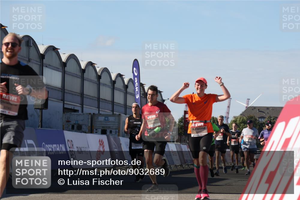 03.10.2025 - Köhlbrandbrückenlauf Luisa Fischer http://msf.ph/oto/9032689 03.10.2025 13:09:13 Ziel 4197, 4334, 4346, 4351, 4377, 4486, 4901, 5242, 5740, 5953, 6037, 6062, 6349, 6562, 6630, 6814, 6816 meine-sportfotos.de