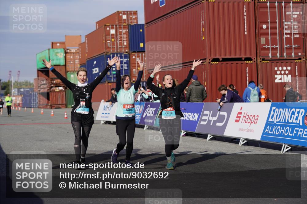 03.10.2025 - Köhlbrandbrückenlauf Michael Burmester http://msf.ph/oto/9032692 03.10.2025 10:40:09 Ziel 2926, 2927, 2928 meine-sportfotos.de