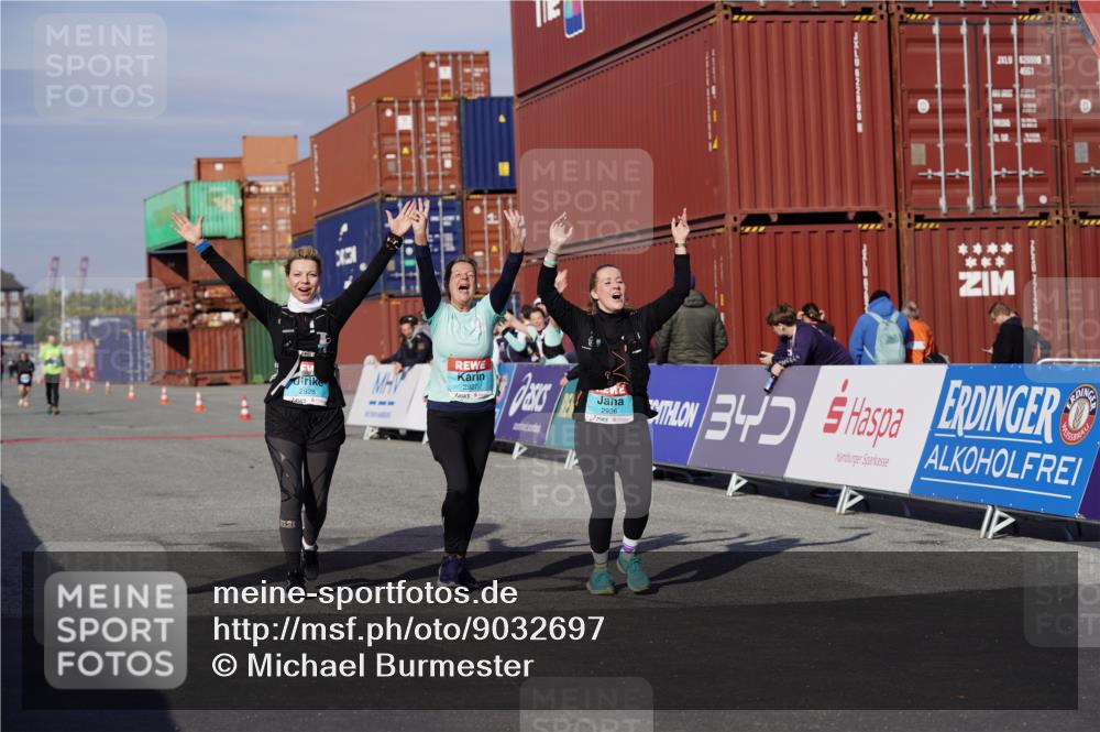 03.10.2025 - Köhlbrandbrückenlauf Michael Burmester http://msf.ph/oto/9032697 03.10.2025 10:40:09 Ziel 2926, 2927, 2928 meine-sportfotos.de