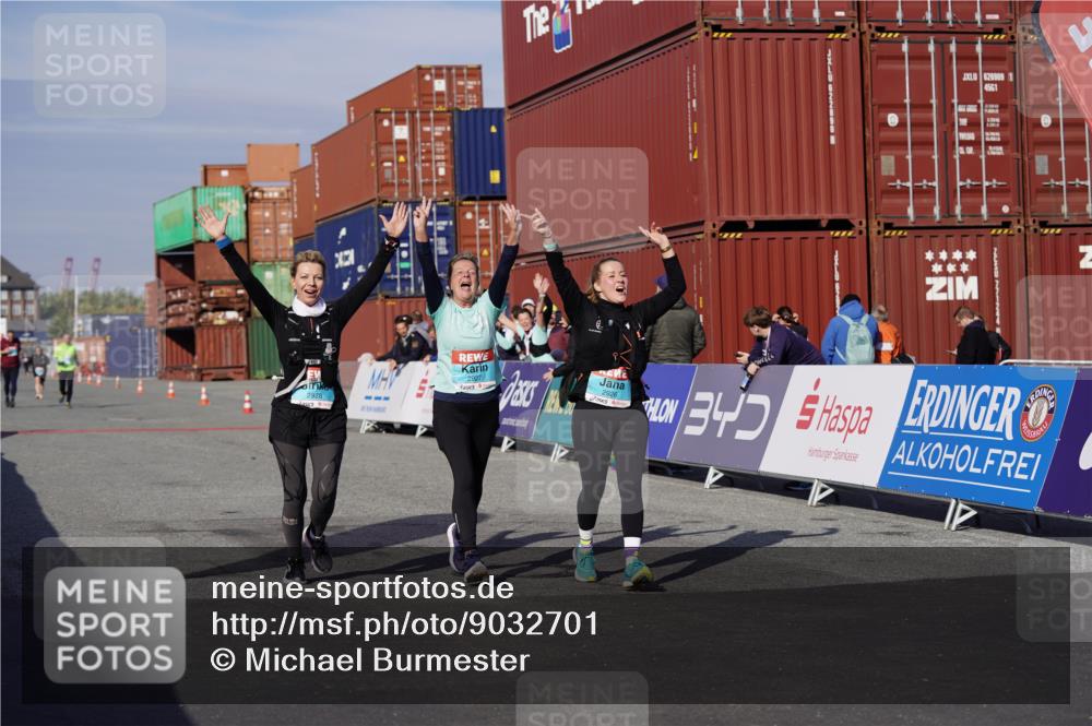 03.10.2025 - Köhlbrandbrückenlauf Michael Burmester http://msf.ph/oto/9032701 03.10.2025 10:40:10 Ziel 2926, 2927, 2928 meine-sportfotos.de