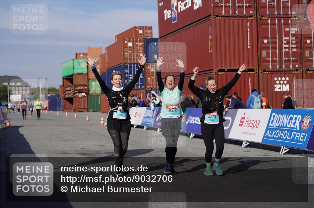 03.10.2025 - Köhlbrandbrückenlauf Michael Burmester http://msf.ph/oto/9032706 03.10.2025 10:40:10 Ziel 2926, 2927, 2928 meine-sportfotos.de