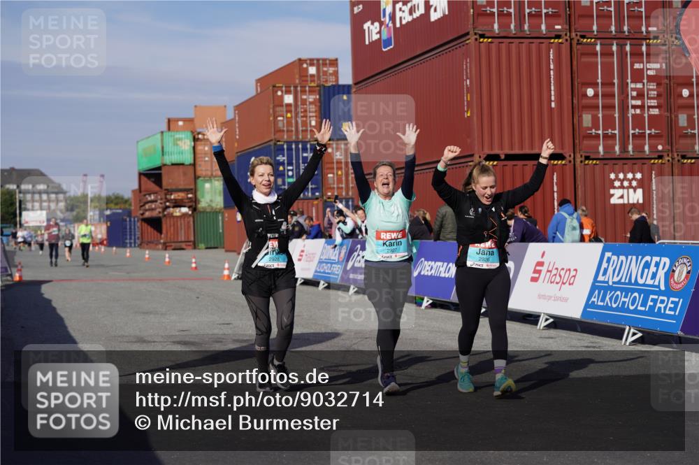 03.10.2025 - Köhlbrandbrückenlauf Michael Burmester http://msf.ph/oto/9032714 03.10.2025 10:40:10 Ziel 2926, 2927, 2928 meine-sportfotos.de