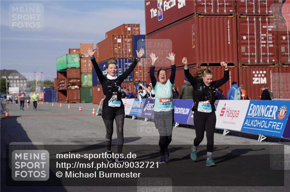 03.10.2025 - Köhlbrandbrückenlauf Michael Burmester http://msf.ph/oto/9032721 03.10.2025 10:40:10 Ziel 2926, 2927, 2928 meine-sportfotos.de