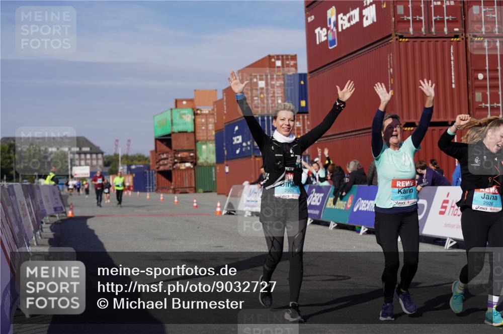 03.10.2025 - Köhlbrandbrückenlauf Michael Burmester http://msf.ph/oto/9032727 03.10.2025 10:40:11 Ziel 2926, 2927, 2928 meine-sportfotos.de