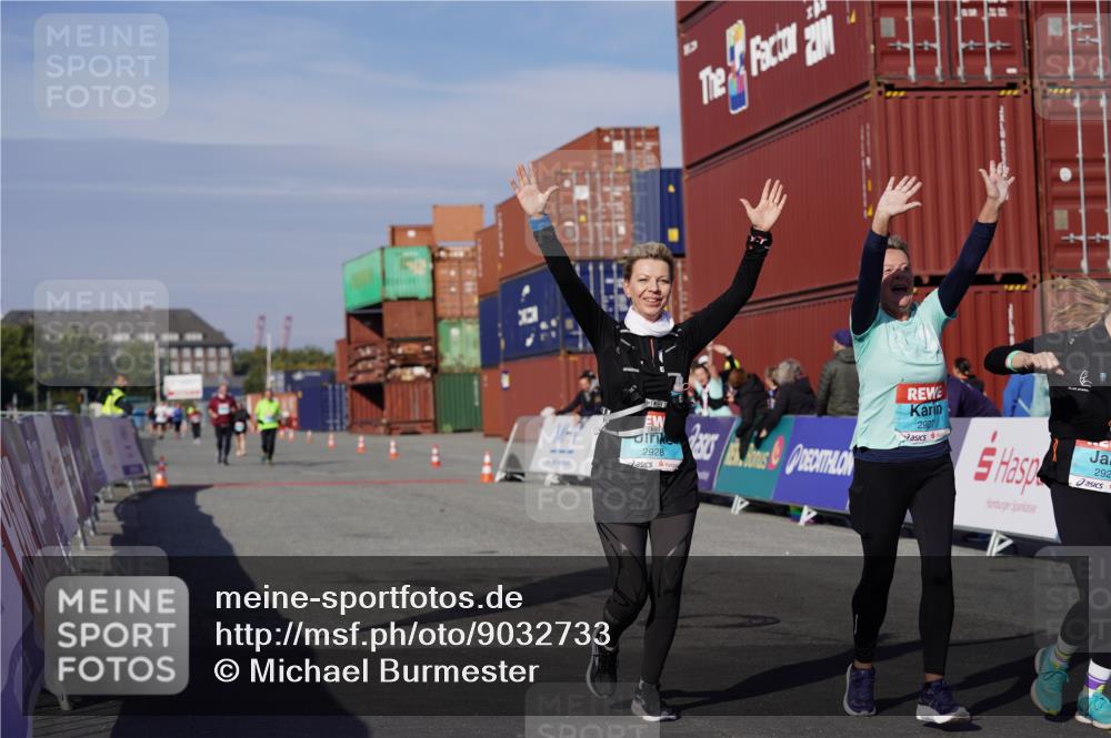 03.10.2025 - Köhlbrandbrückenlauf Michael Burmester http://msf.ph/oto/9032733 03.10.2025 10:40:11 Ziel 2926, 2927, 2928 meine-sportfotos.de