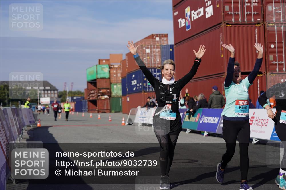 03.10.2025 - Köhlbrandbrückenlauf Michael Burmester http://msf.ph/oto/9032739 03.10.2025 10:40:11 Ziel 2926, 2927, 2928 meine-sportfotos.de
