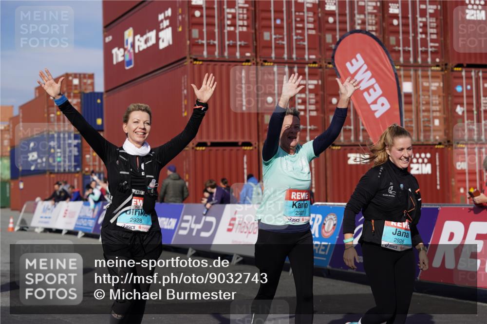 03.10.2025 - Köhlbrandbrückenlauf Michael Burmester http://msf.ph/oto/9032743 03.10.2025 10:40:12 Ziel 2926, 2927, 2928 meine-sportfotos.de